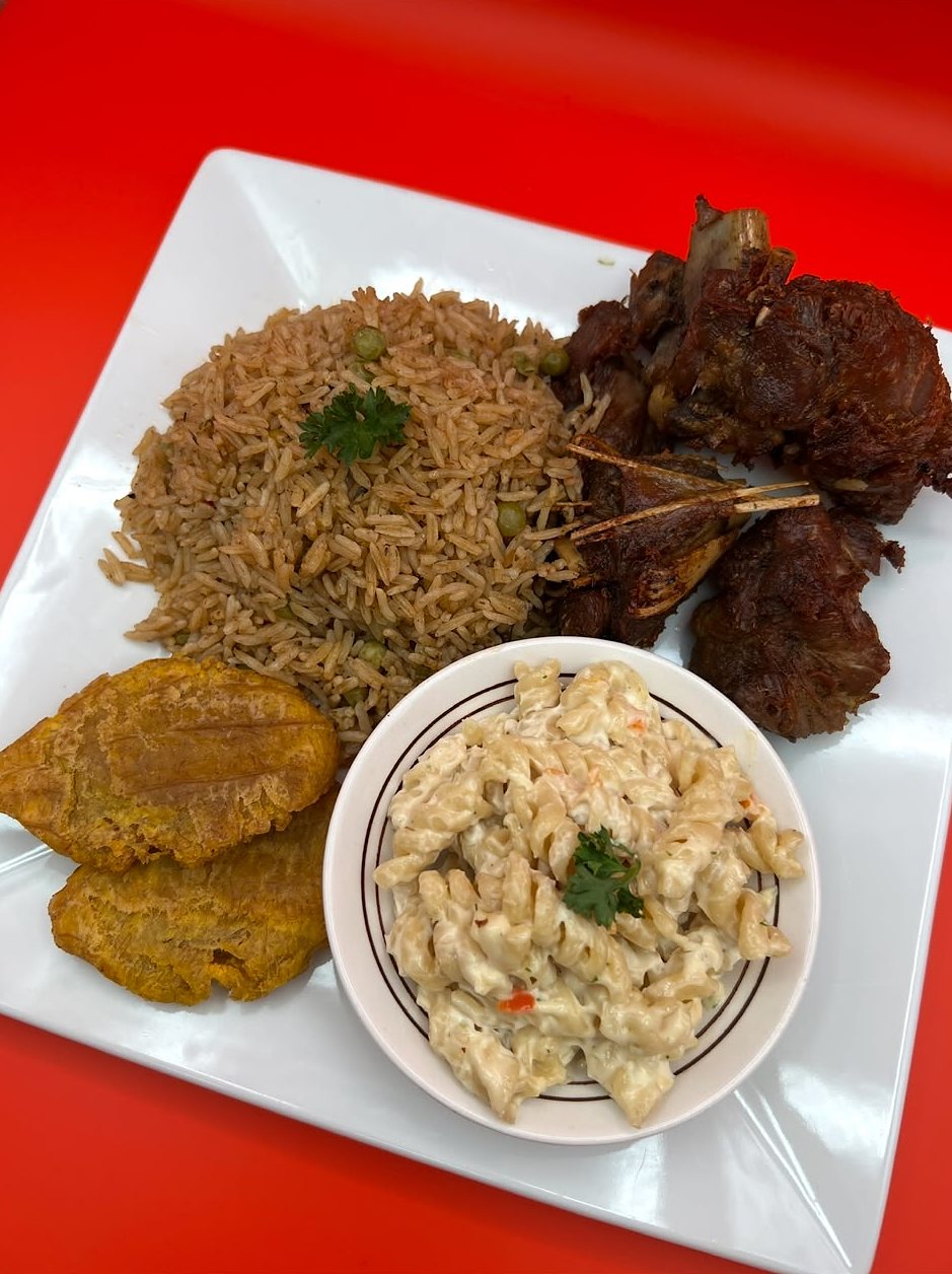 Riz, viande, salade macaroni et bananes pesées