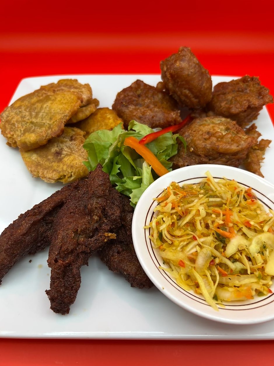 Acras, griot, bananes pesées et pikliz