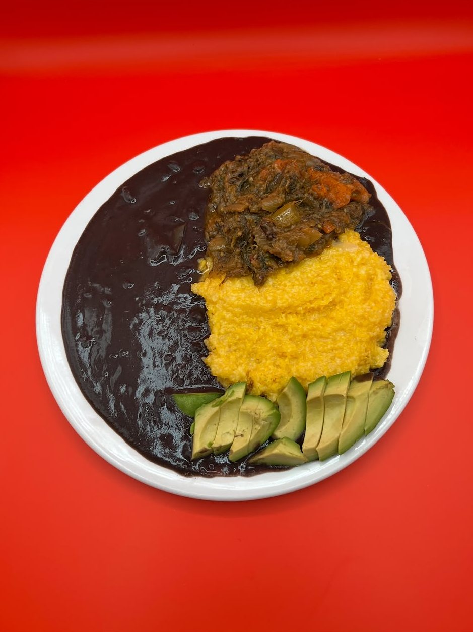 Mayi moulin, sauce pois, légumes et avocat