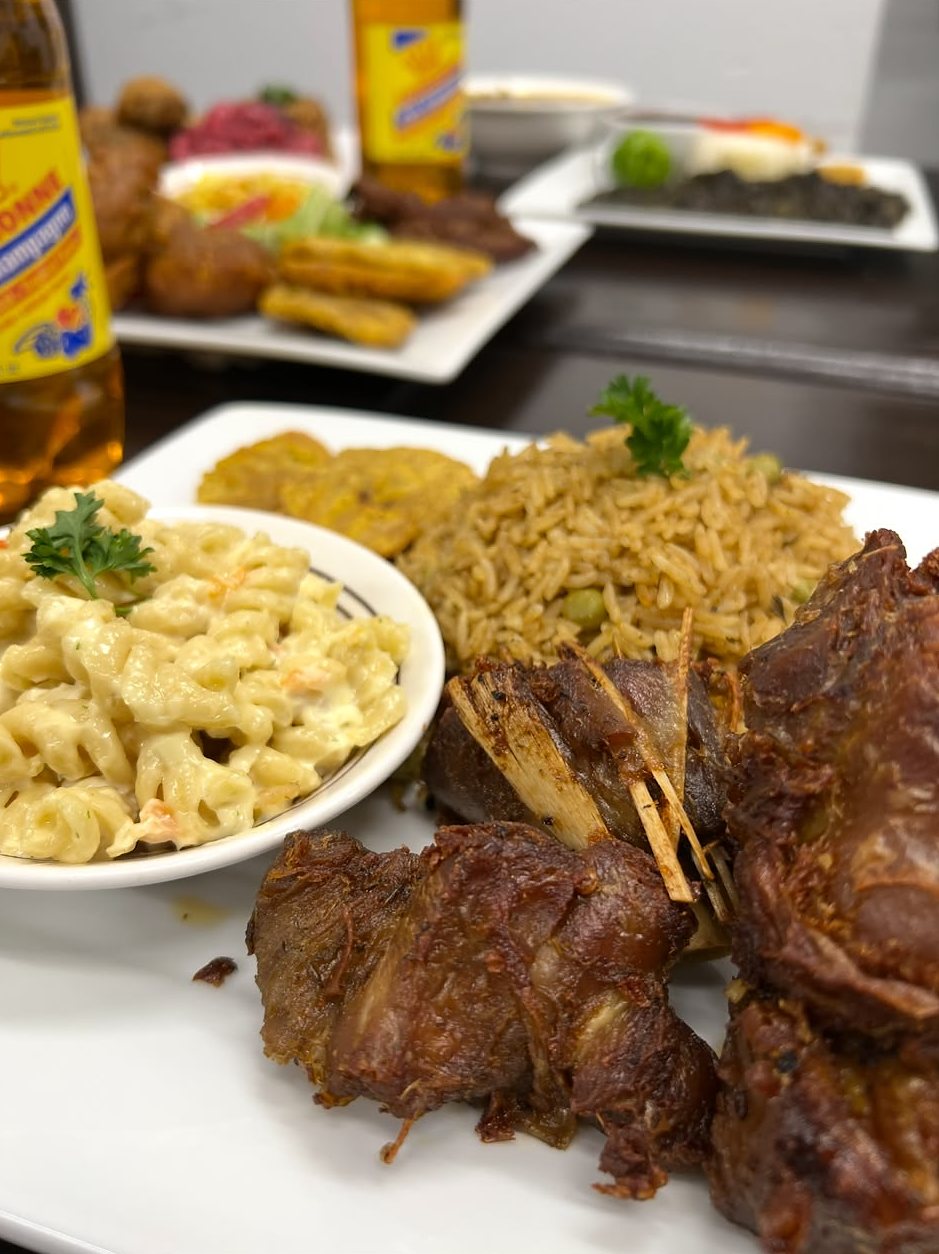 Assiettes de viande, riz et salade macaroni