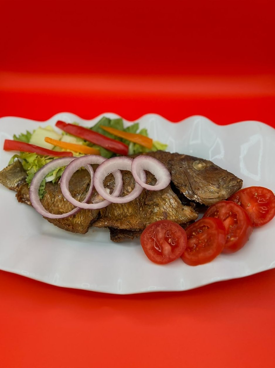Poisson frit, tomates et oignons
