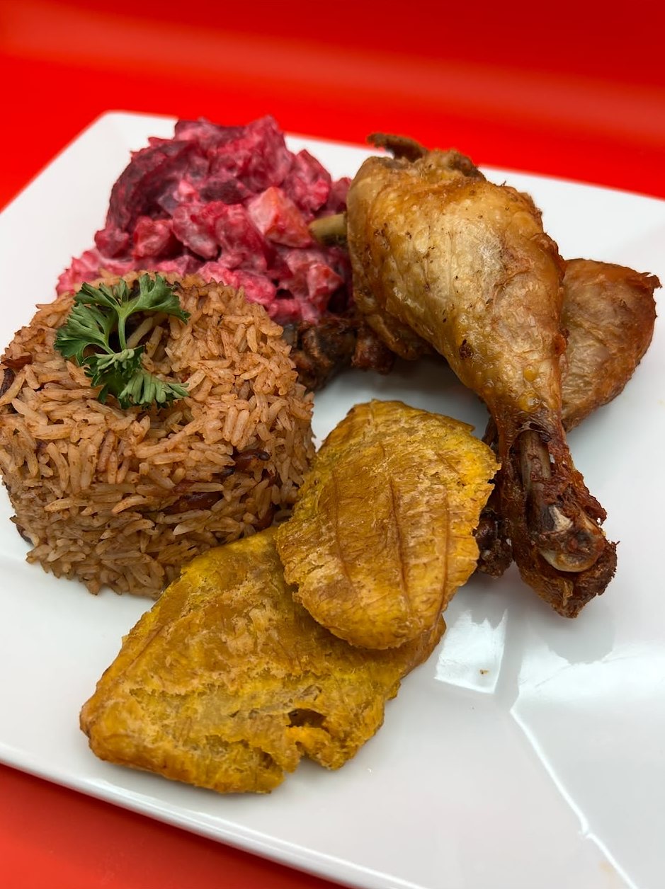 Poulet, riz, salade russe et bananes pesées