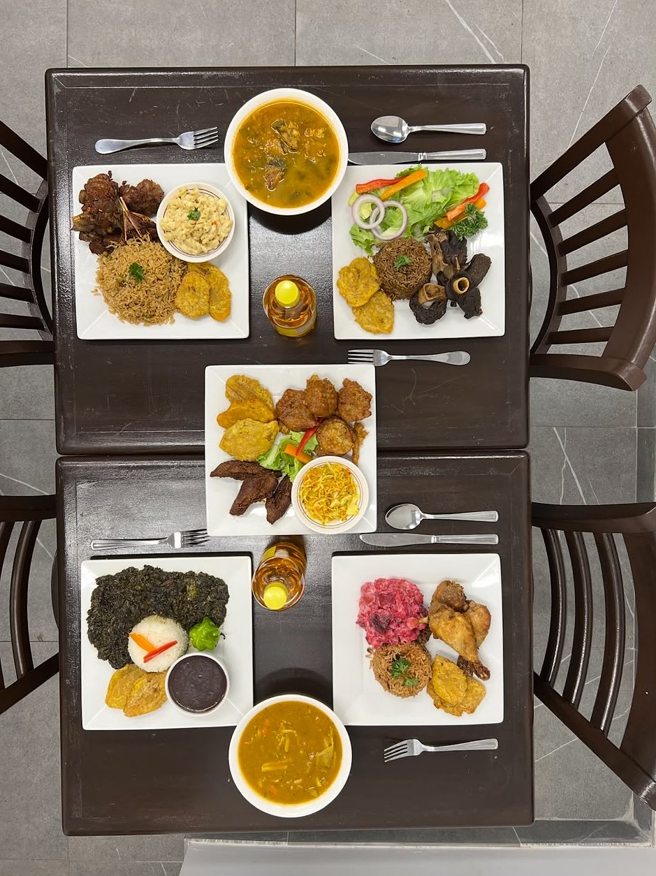 Plusieurs assiettes de cuisine haïtienne sur une table